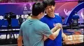 再同框！樊振东与王楚钦笑着击掌